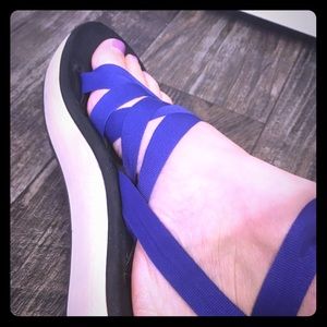 Mohop 2.5” wedge ribbon sandals, size 7